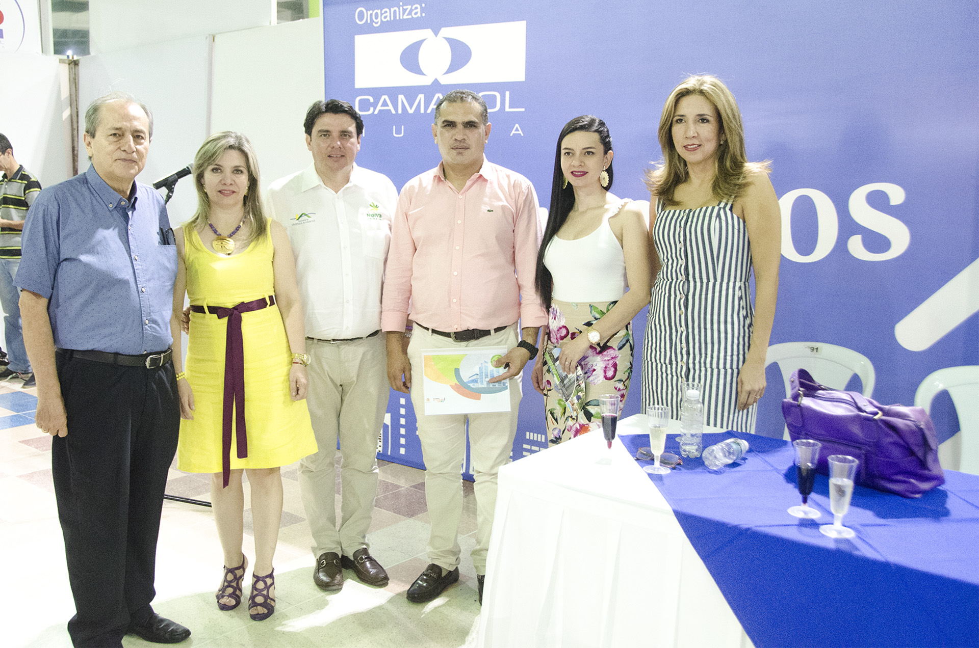 De izquierda a derecha, el empresario, Aníbal Rodríguez; Gloria Enid Perdomo, gerente de Las Ceibas, E.S.P.; Gustavo Silva, secretario de Vivienda Municipal; Rodney Perdomo Hurtado; Ana María Gutiérrez Quintero, gerente Camacol Regional Huila; y Ana María Bahamón Peña.